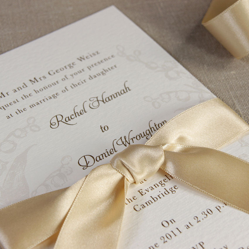 Invitación elegante de lirio de los valles en relieve perla con cinta francesa satinada y tinta dorada