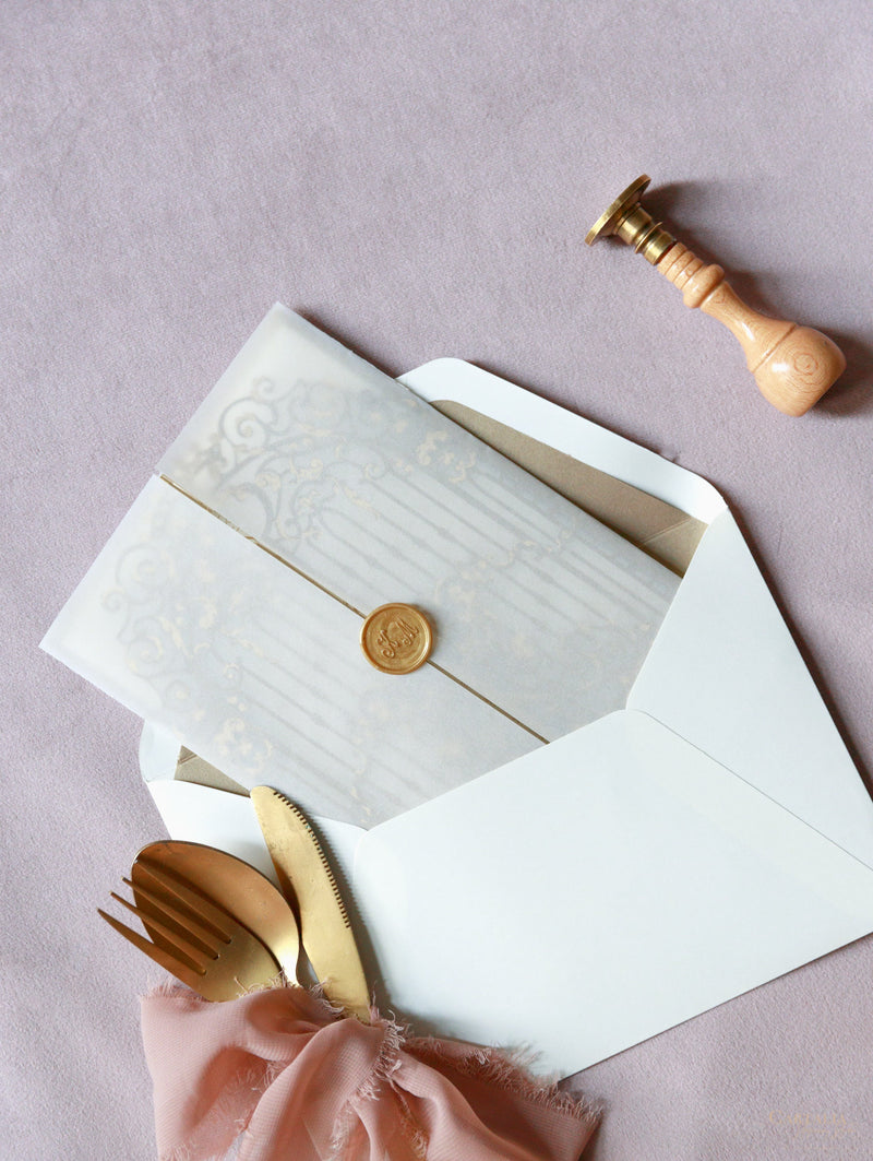 Invitación de día de corte láser de puerta ornamental de oro vintage de lujo con pergamino con sello de cera