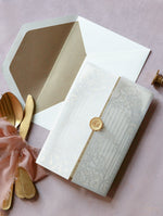 Invitación de día de corte láser de puerta ornamental de oro vintage de lujo con pergamino con sello de cera