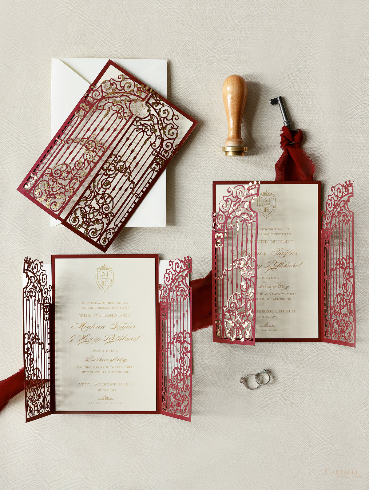 Impresionante invitación para el día de la boda con puerta ornamental de Marsala cortada con láser y lámina dorada