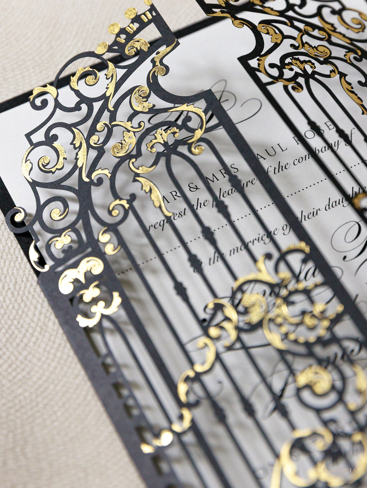 Invitación elegante para el día de la boda con puerta ornamental negra cortada con láser y lámina de oro real