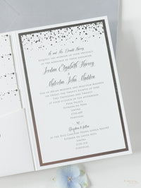 Monograma de aluminio de la suite de invitación de boda con confeti de lámina plateada, RSVP + sobres