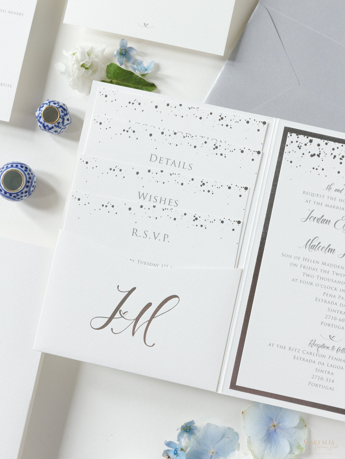 Monograma de aluminio de la suite de invitación de boda con confeti de lámina plateada, RSVP + sobres