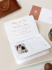 Invitación de boda con pasaporte de lujo en oro rosa, tarjeta de embarque de lámina auténtica y suite de invitación de avión grabada