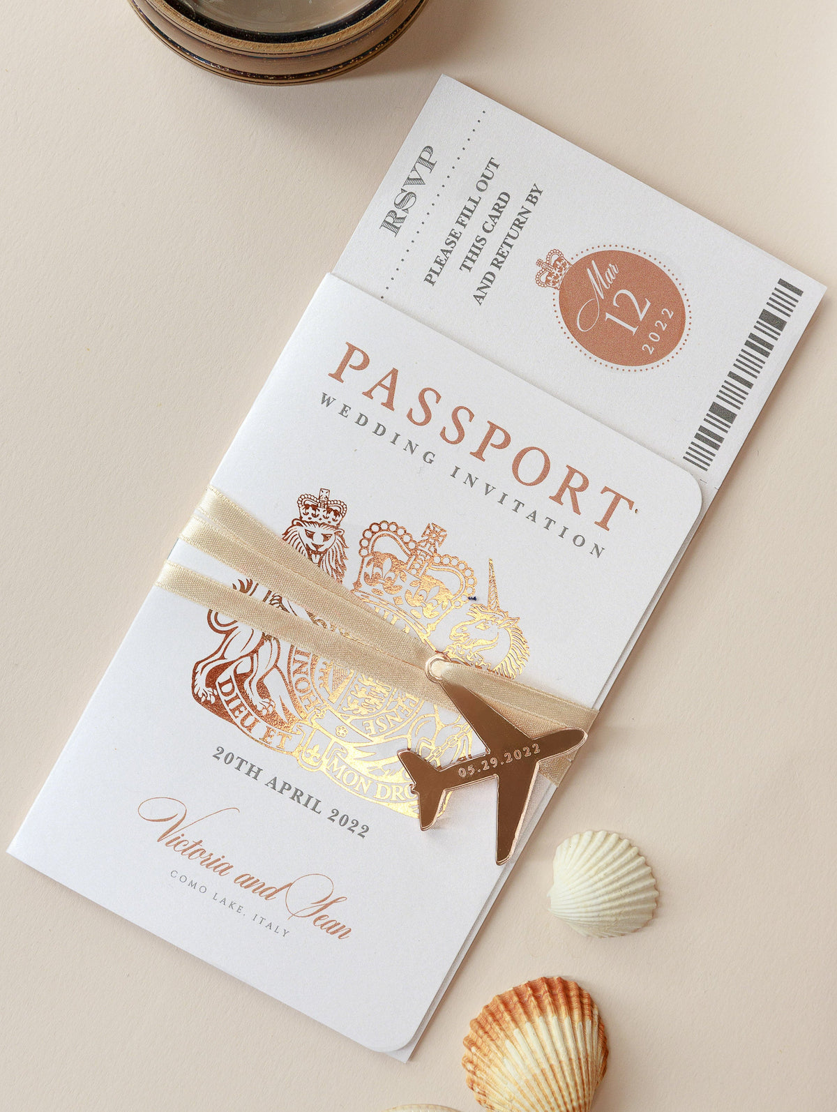 Invitación de boda con pasaporte de lujo en oro rosa, tarjeta de embarque de lámina auténtica y suite de invitación de avión grabada