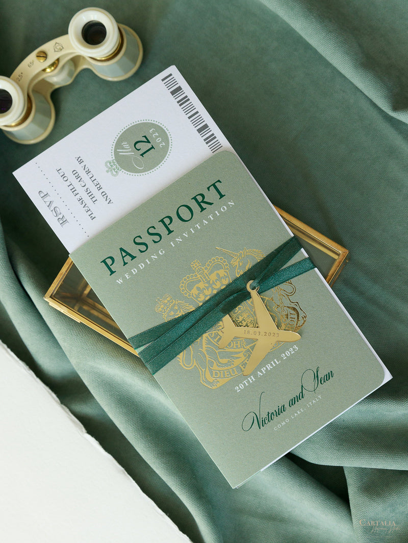 Invitación de boda con pasaporte verde salvia - Avión grabado de lujo en pasaporte Plexi dorado y boda de destino con lámina de oro real