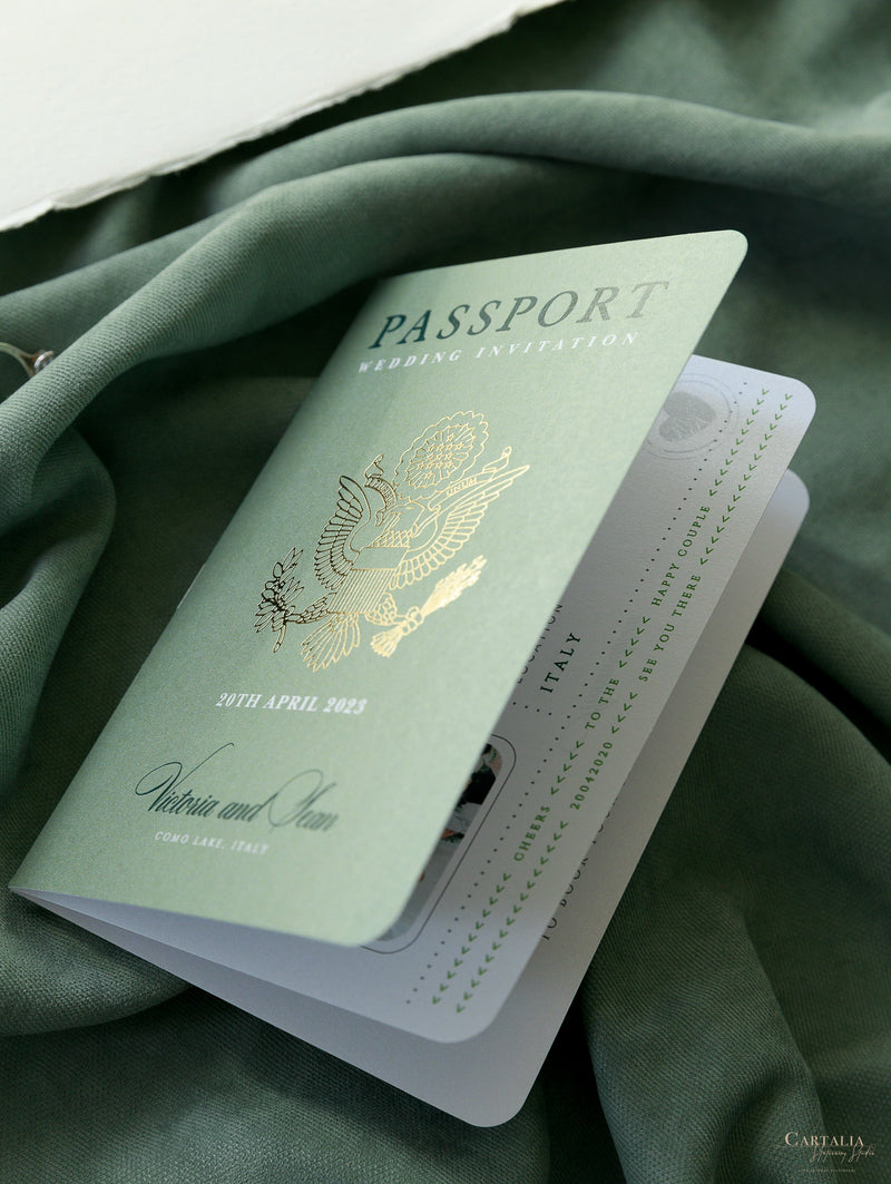 Invitación de boda con pasaporte verde salvia - Avión grabado de lujo en pasaporte Plexi dorado y boda de destino con lámina de oro real