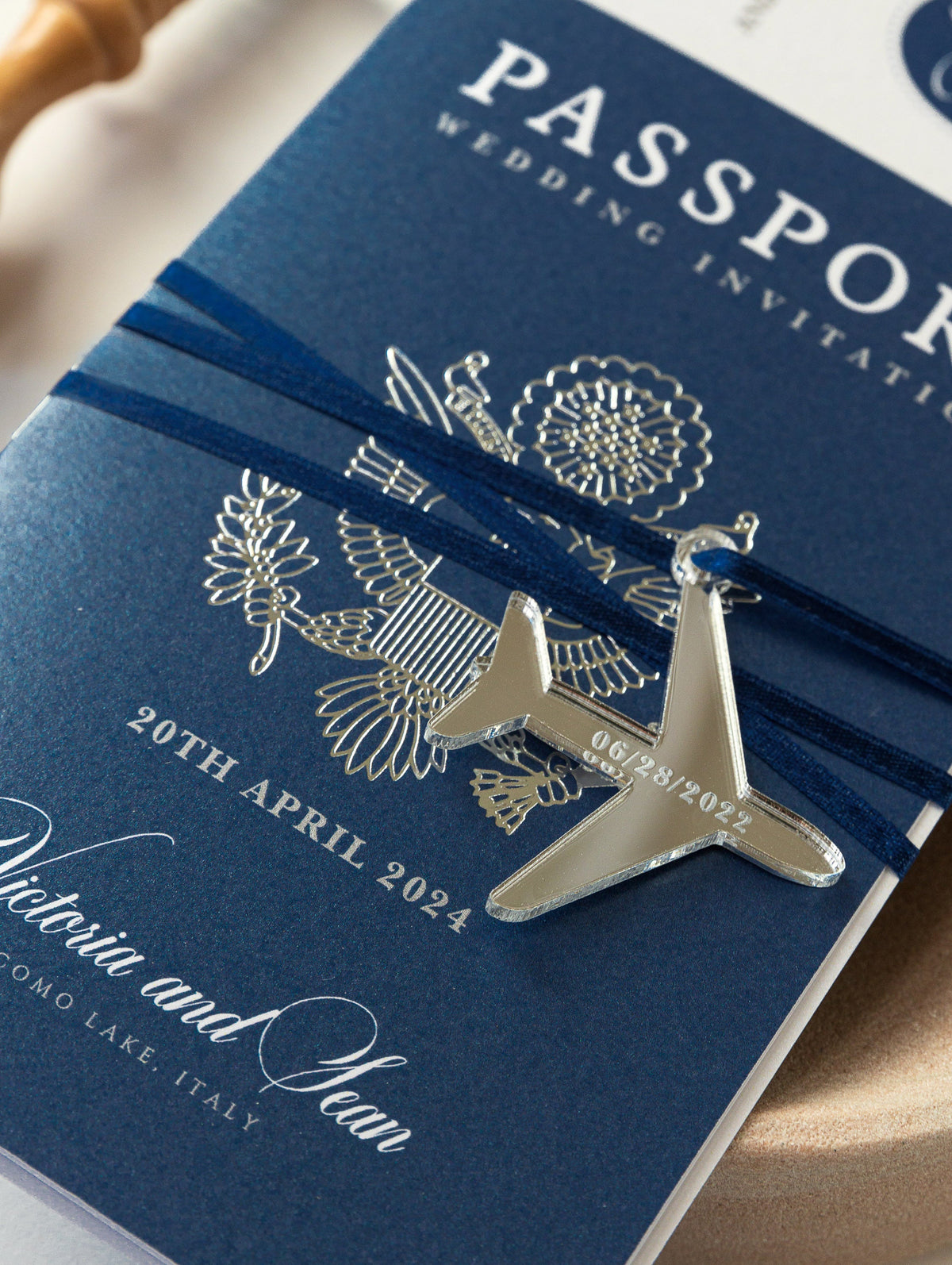 Invitación de boda azul marino con pasaporte de EE. UU./Estados Unidos y Reino Unido con plano Plexi con espejo plateado