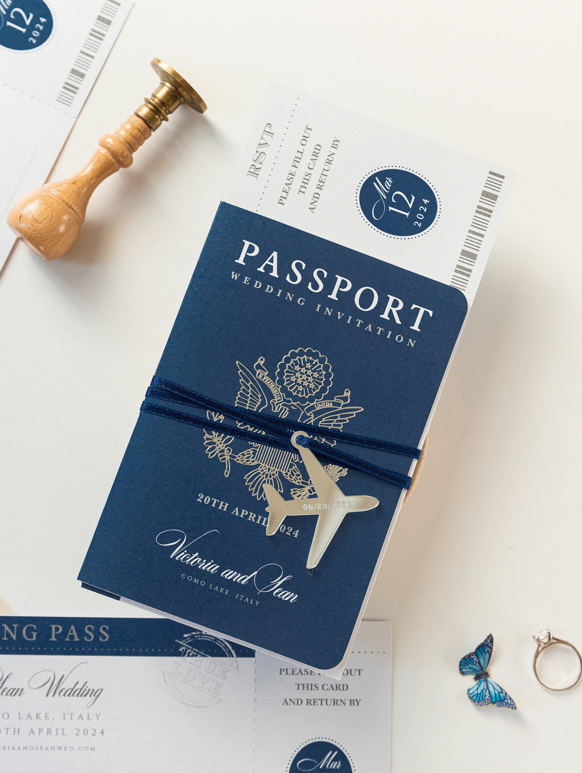 Invitación de boda azul marino con pasaporte de EE. UU./Estados Unidos y Reino Unido con plano Plexi con espejo plateado