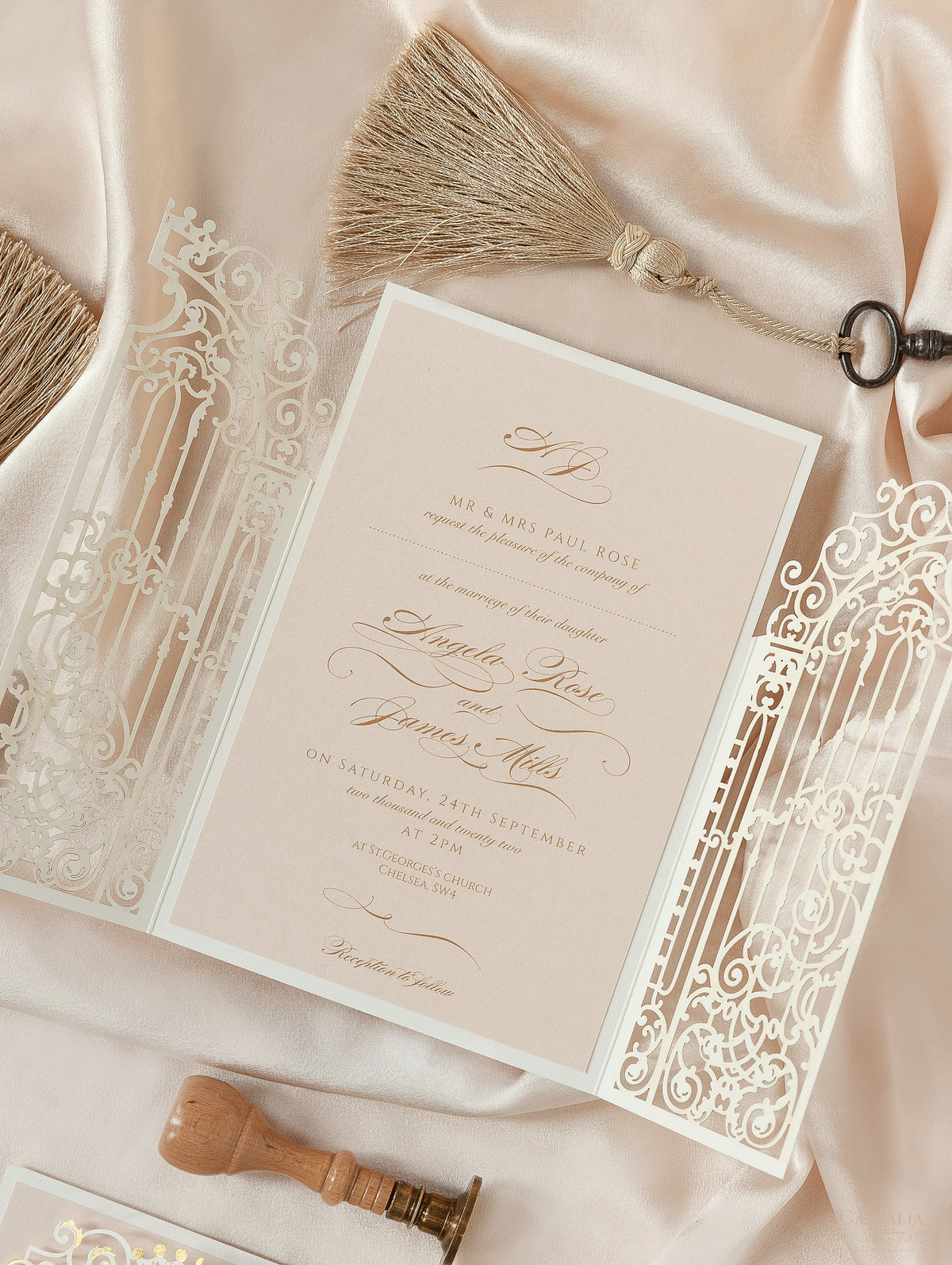 Invitación del día de la boda cortada con láser con puerta ornamental dorada de lámina de lujo con caligrafía moderna de lámina dorada