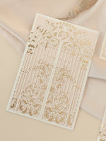 Impresionante invitación para el día de la boda con corte láser ornamental en lámina dorada