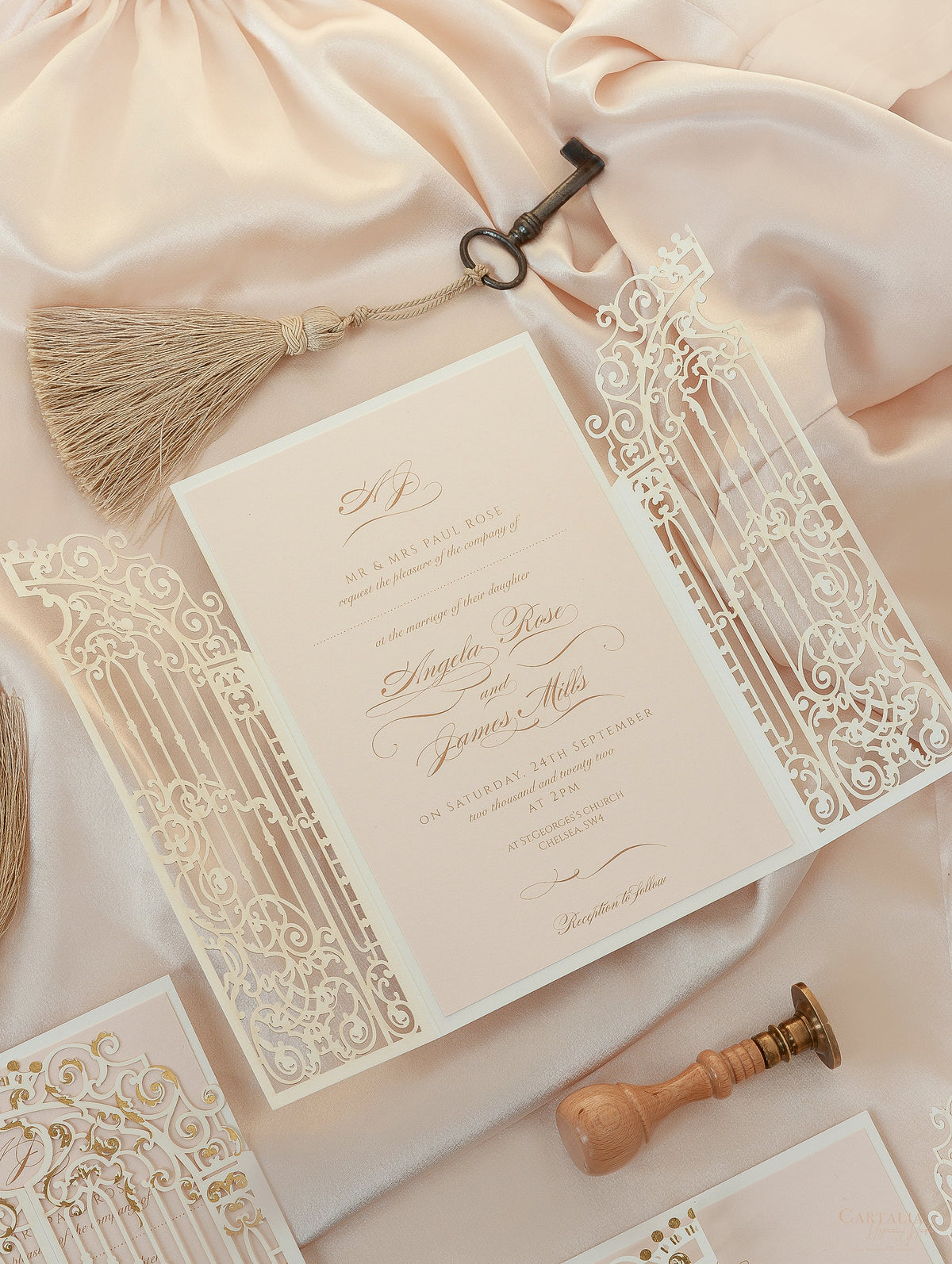 Impresionante invitación para el día de la boda con corte láser ornamental en lámina dorada