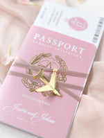Invitación de boda con pasaporte rosa rubor - Avión grabado de lujo en pasaporte Plexi dorado y boda de destino con lámina de oro real