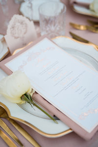 Menú de platos de lujo con borde adornado y monograma de lámina de oro rosa