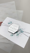 Imán de Eucalipto Espejo de Plata Plexi en Hexágono Save the Date con tarjeta y cordón de plata