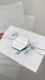Imán de Eucalipto Espejo de Plata Plexi en Hexágono Save the Date con tarjeta y cordón de plata