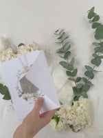Flores de hortensias blancas y vegetación Plexi espejo plateado en hexágono Imán para guardar la fecha