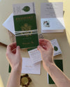 Invitación de boda con pasaporte verde con lámina brillante + confirmación de asistencia con estilo de tarjeta de embarque