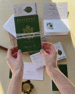 Invitación de boda con pasaporte verde con lámina brillante + confirmación de asistencia con estilo de tarjeta de embarque