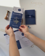 Invitación de boda azul marino con pasaporte de EE. UU./Estados Unidos y Reino Unido con plano Plexi con espejo plateado