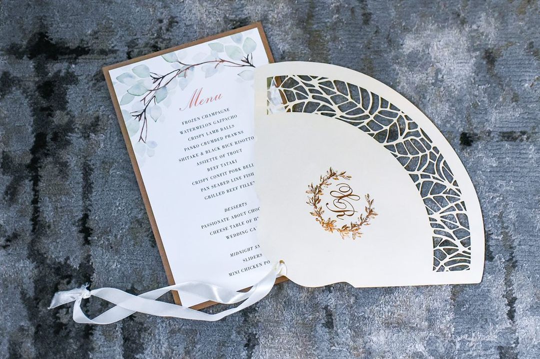 Abanico intrincado del programa de pétalos de boda con hojas cortadas con láser y monograma exclusivo de lámina de lujo