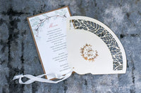 Abanico intrincado del programa de pétalos de boda con hojas cortadas con láser y monograma exclusivo de lámina de lujo
