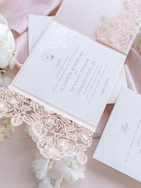 Carpeta con bolsillo cortada con láser y color rubor de rosas románticas con tarjeta Rsvp