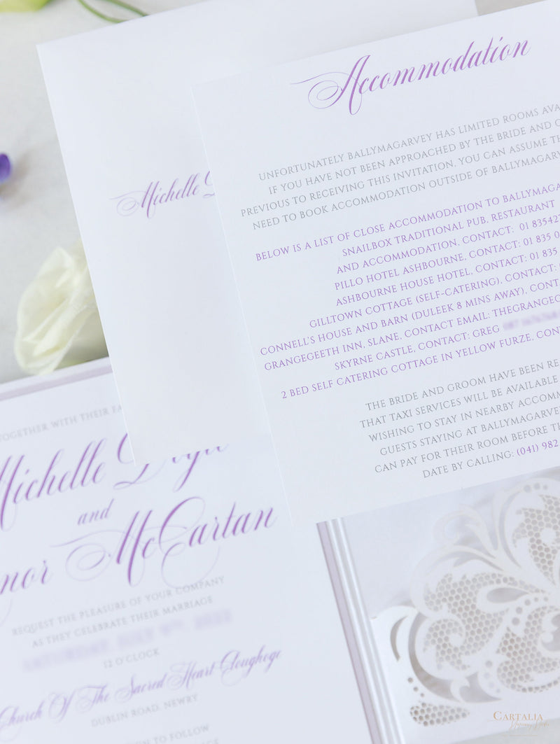 Suite de invitación de boda con bolsillo de encaje cortado con láser, color blanco y lila, con 3 niveles: Información para huéspedes, viajes y tarjeta de confirmación de asistencia