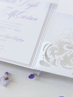 Suite de invitación de boda con bolsillo de encaje cortado con láser, color blanco y lila, con 3 niveles: Información para huéspedes, viajes y tarjeta de confirmación de asistencia