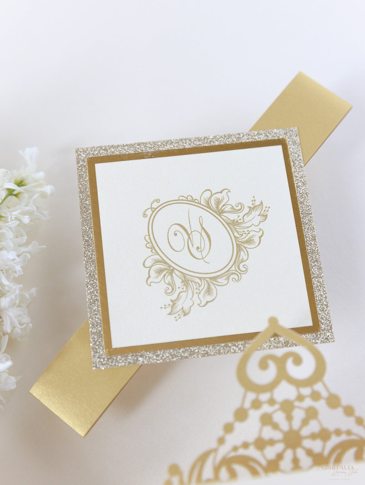 Invitación de boda con bolsillo plegable y encaje con purpurina y corte láser dorado vintage + sobre