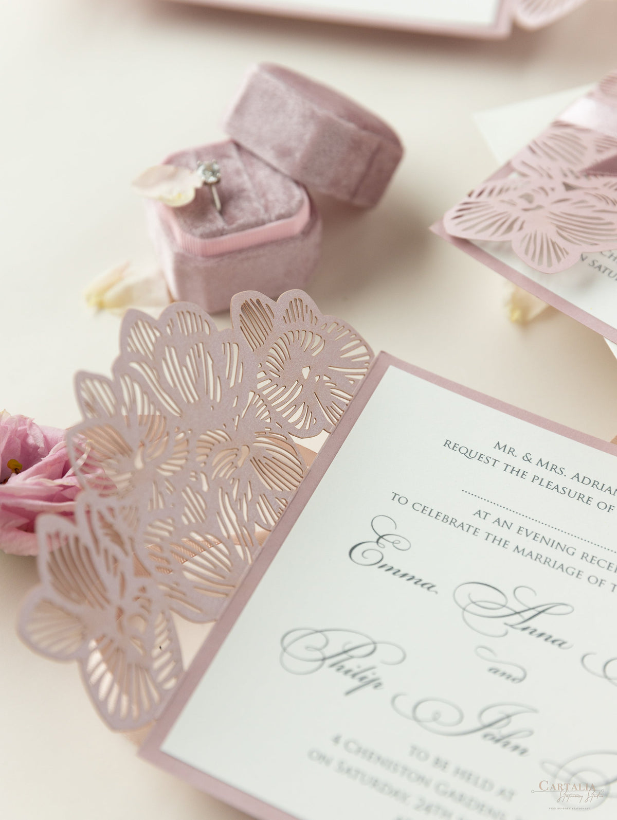 Intrincada invitación para la noche de boda en formato desplegable con corte láser y orquídeas
