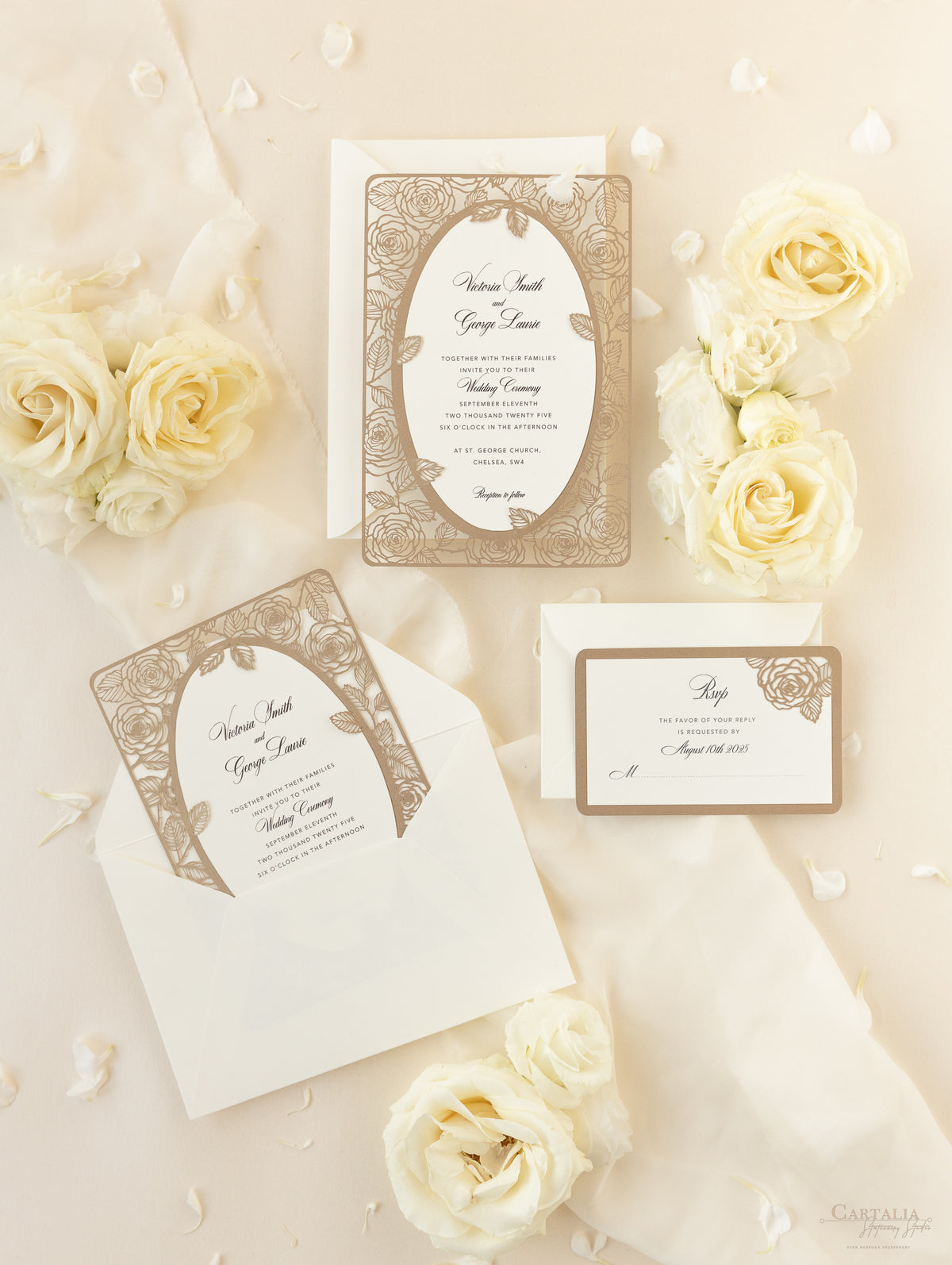 Invitación elegante para el día de la boda con rosas cortadas con láser en oro viejo