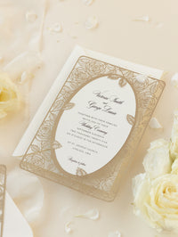 Invitación elegante para el día de la boda con rosas cortadas con láser en oro viejo