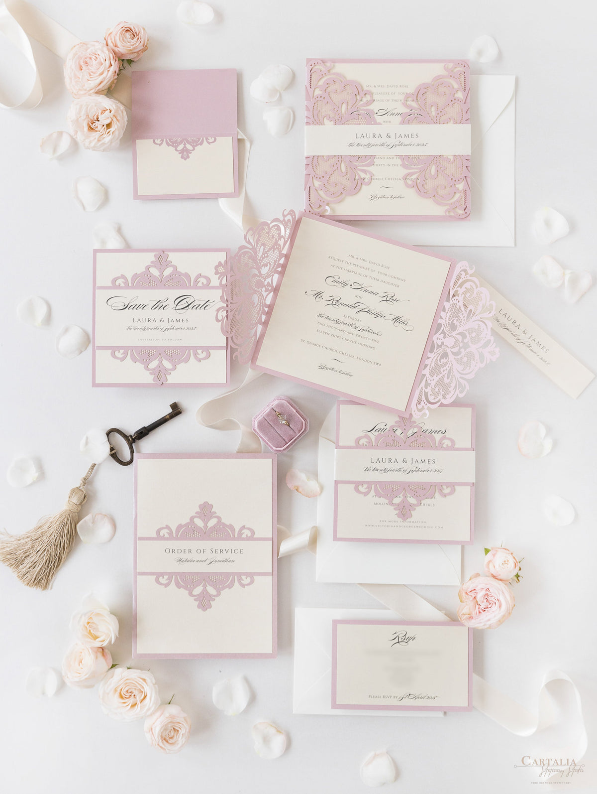 Tarjeta de boda para guardar la fecha cortada con láser de la colección Blush and Cream