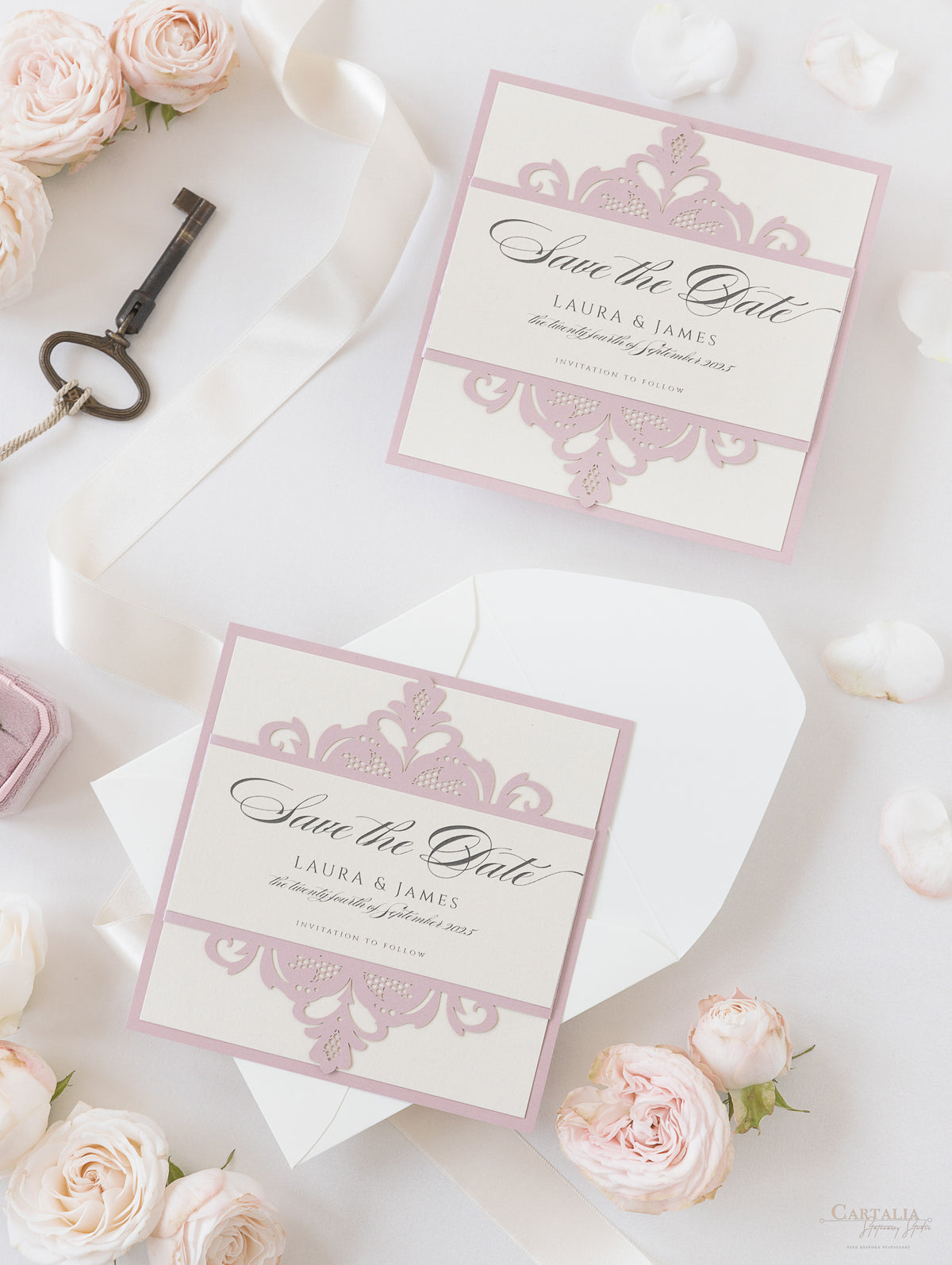 Tarjeta de boda para guardar la fecha cortada con láser de la colección Blush and Cream