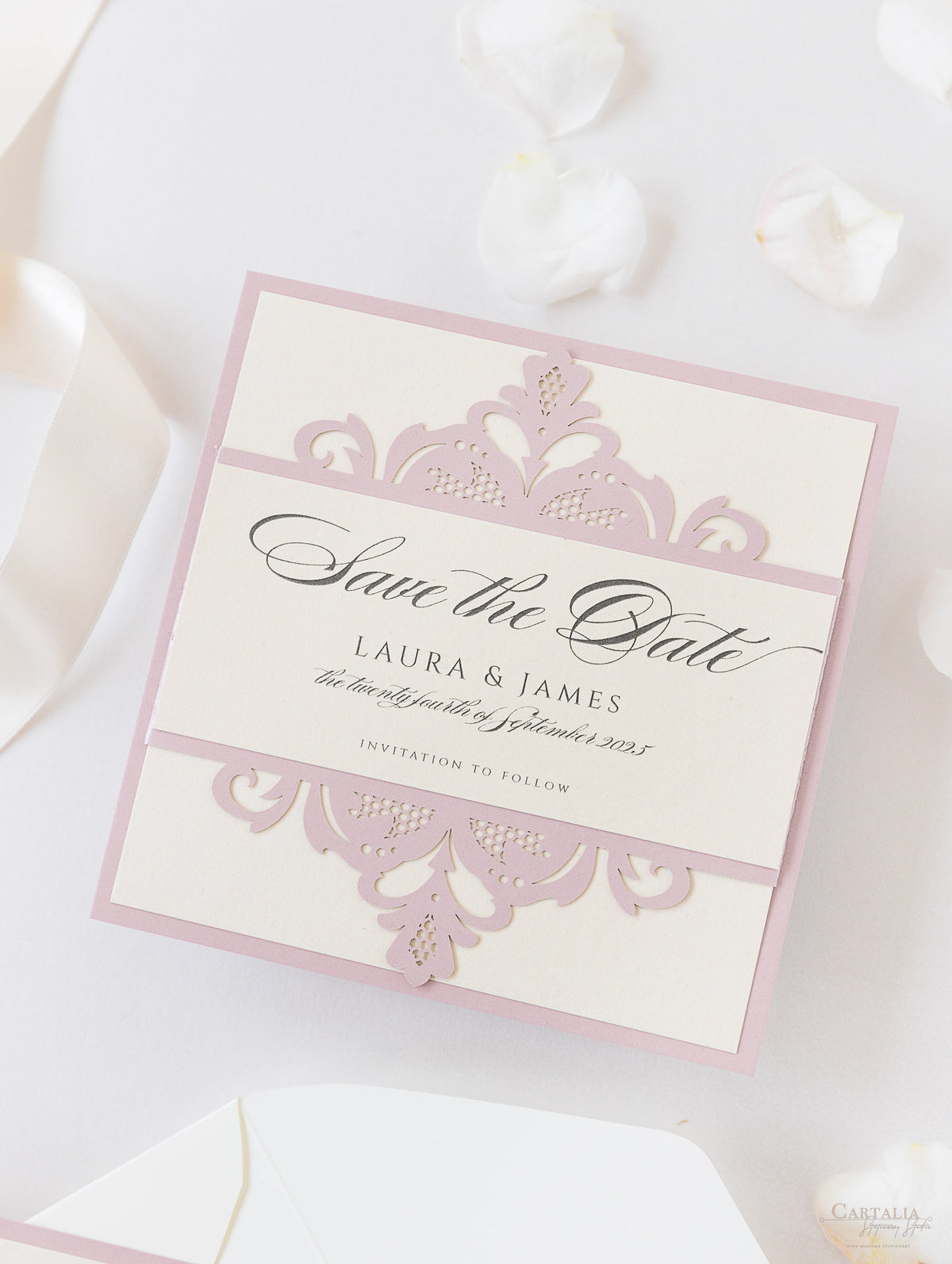 Tarjeta de boda para guardar la fecha cortada con láser de la colección Blush and Cream