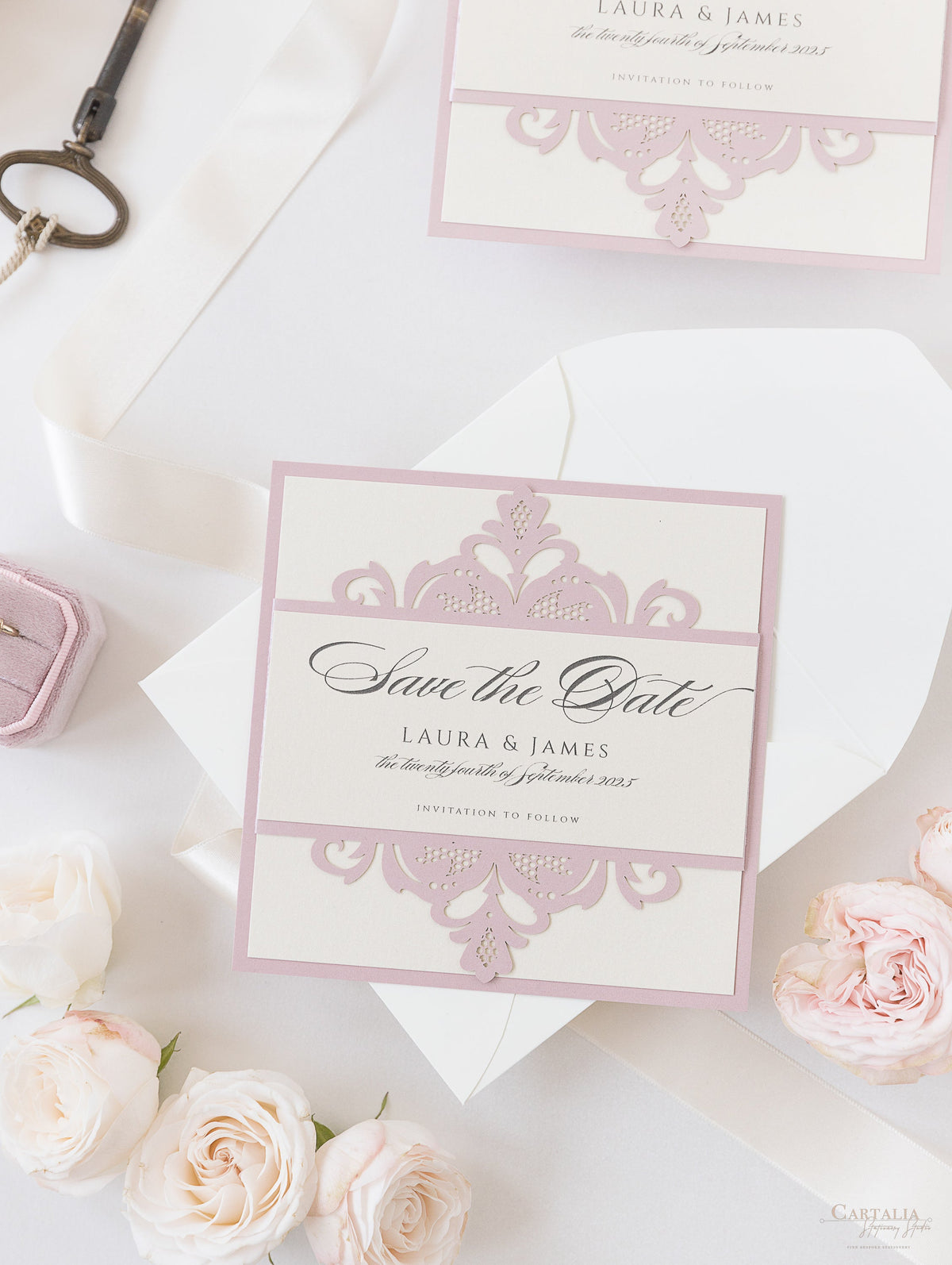 Tarjeta de boda para guardar la fecha cortada con láser de la colección Blush and Cream