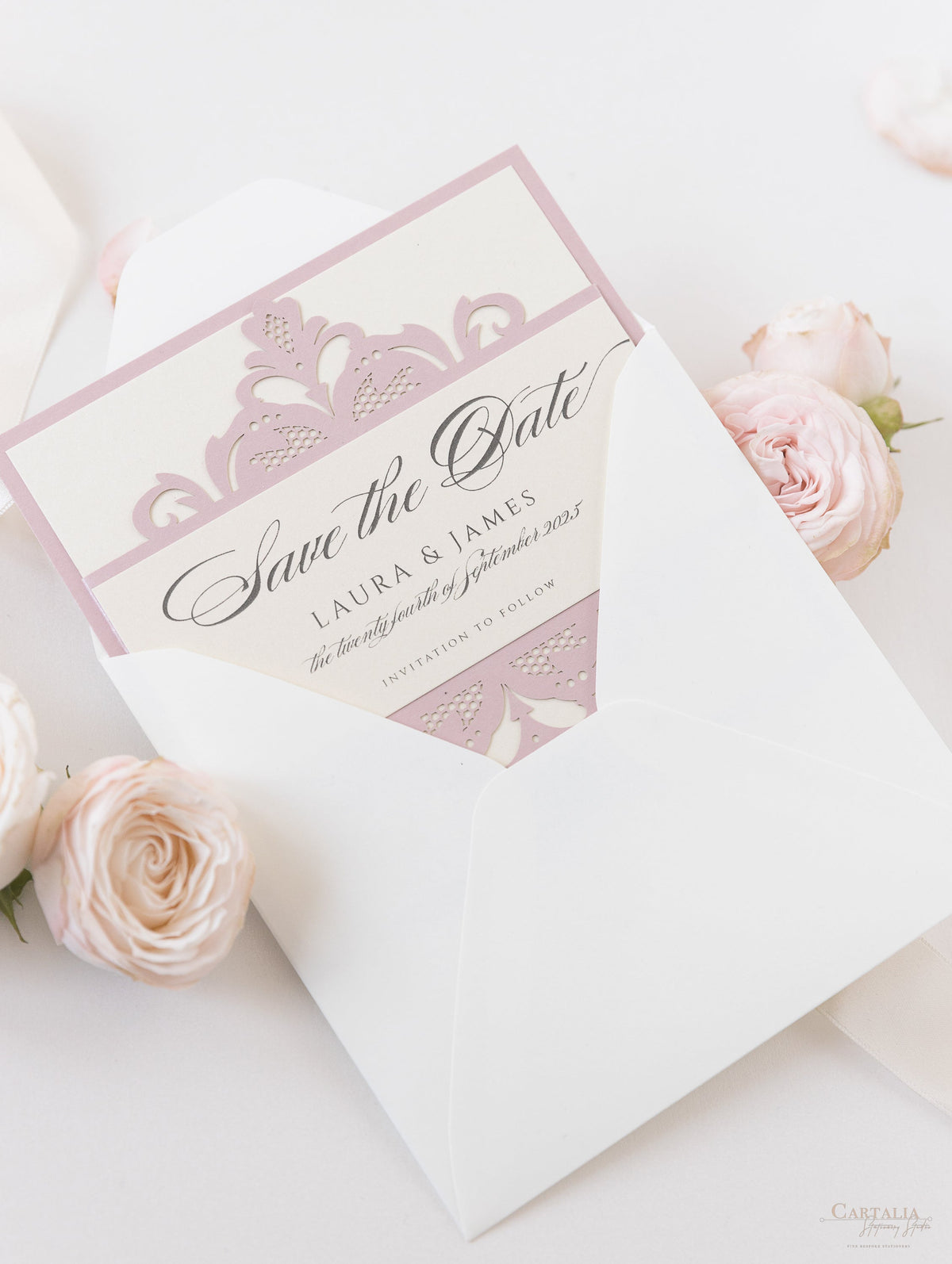 Tarjeta de boda para guardar la fecha cortada con láser de la colección Blush and Cream