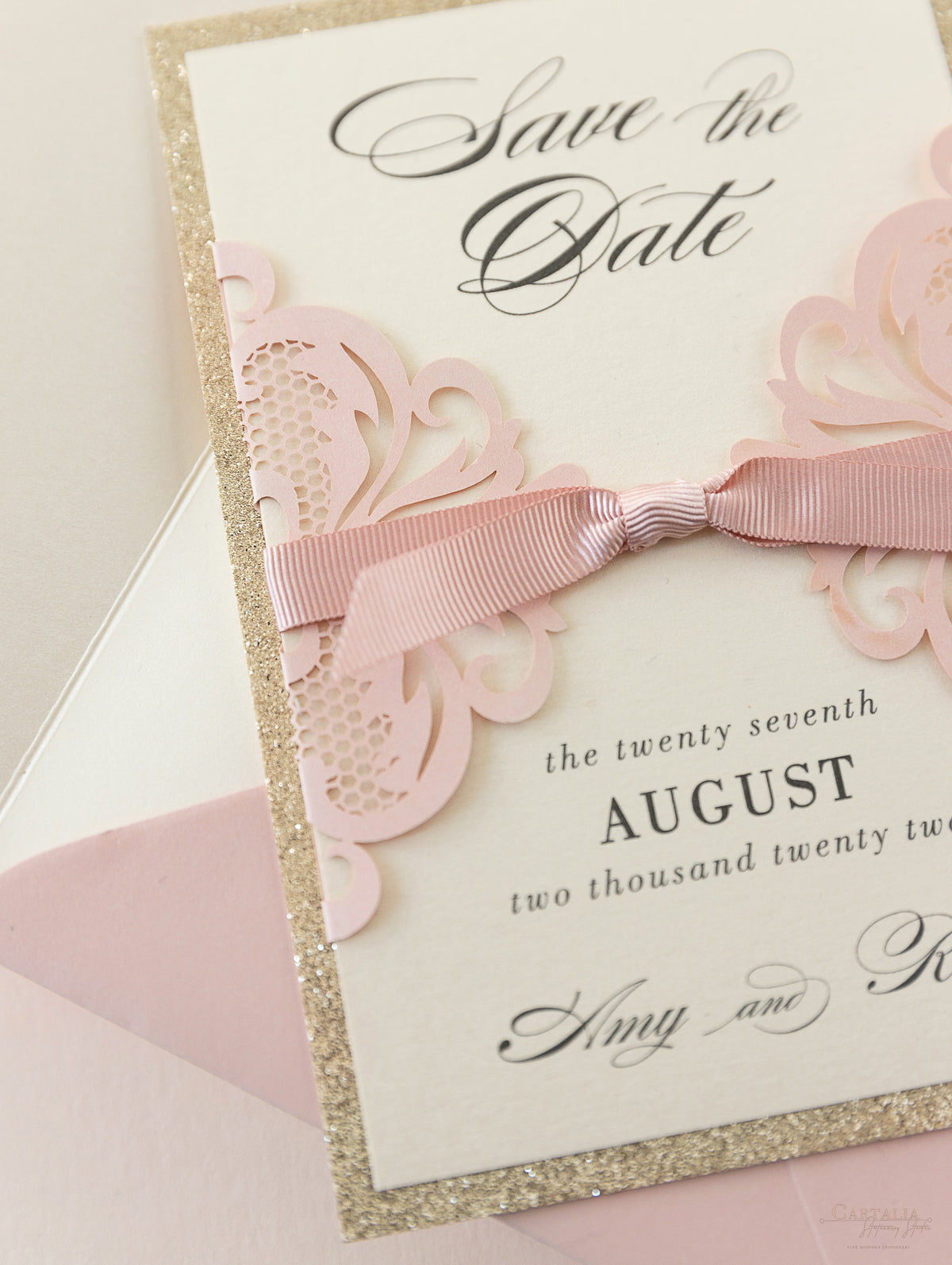 Carpeta desplegable de lujo Rose Pink Opulence para guardar la fecha con purpurina dorada y sobre