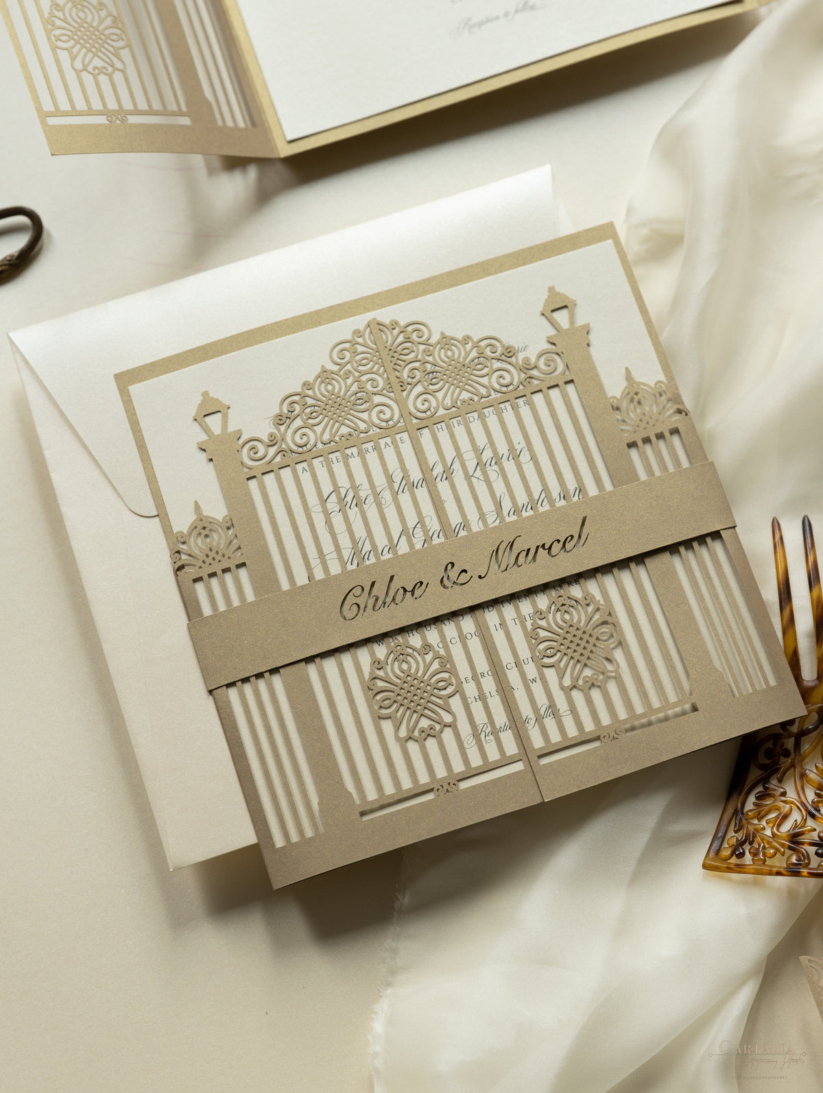 Conjunto de invitación de boda con corte láser y puerta ornamental romántica con Rsvp y banda para el vientre personalizada