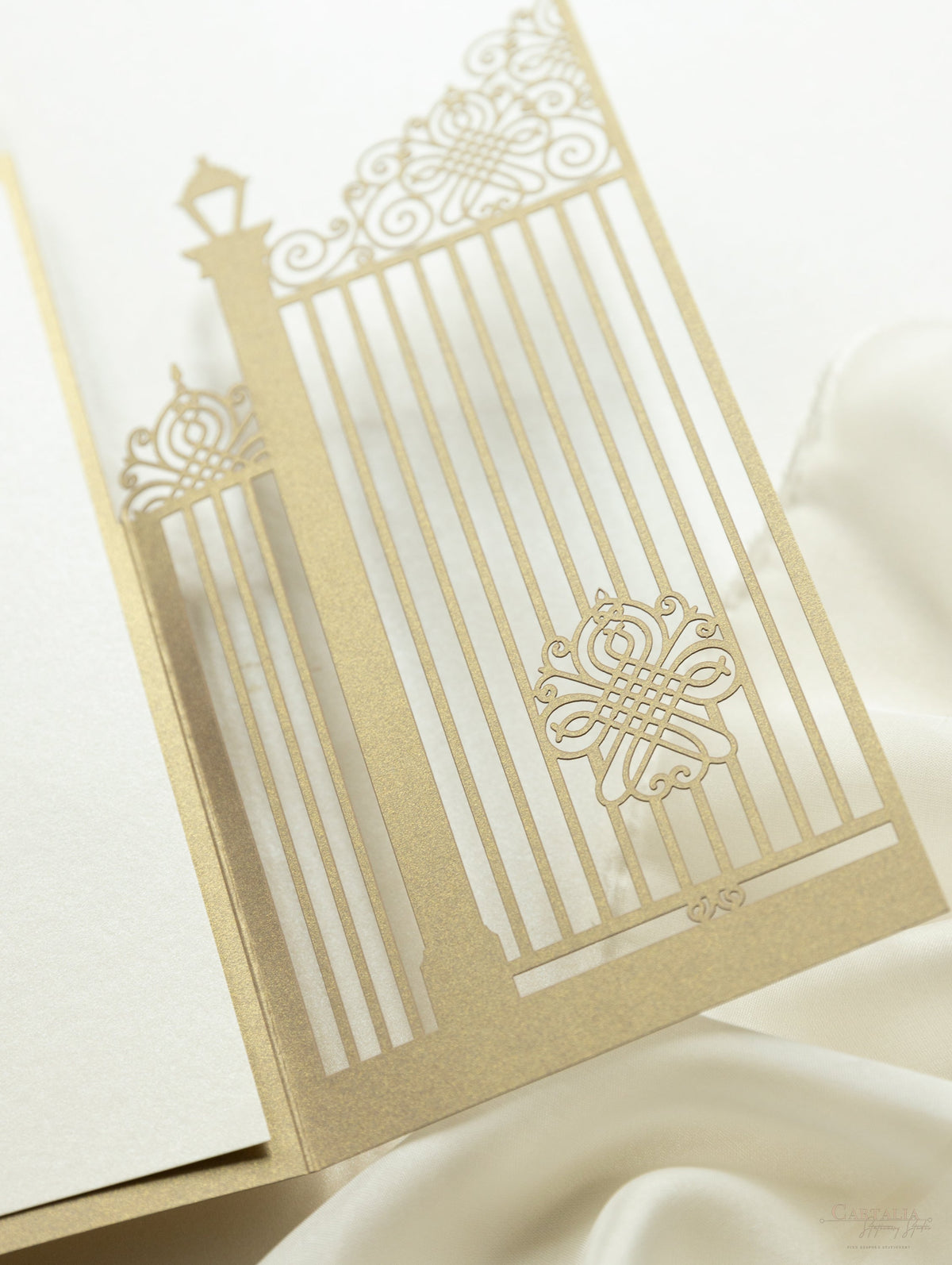 Conjunto de invitación de boda con corte láser y puerta ornamental romántica con Rsvp y banda para el vientre personalizada