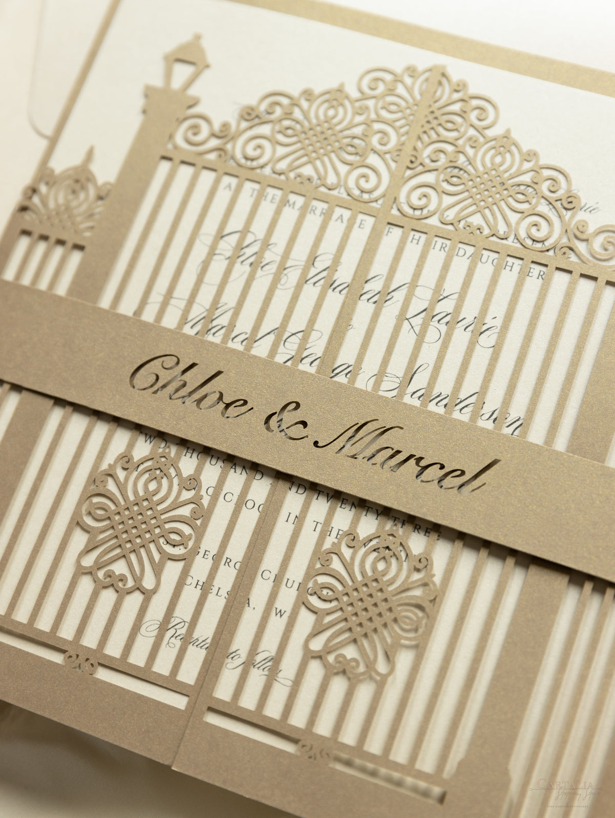 Conjunto de invitación de boda con corte láser y puerta ornamental romántica con Rsvp y banda para el vientre personalizada