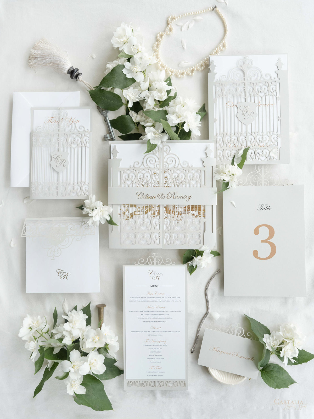 Invitación de boda frustrada con corte láser y puerta ornamental para su propio lugar.