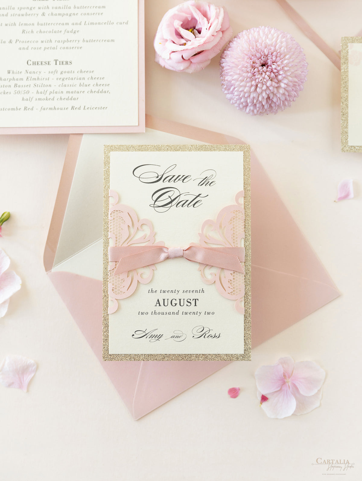 Carpeta desplegable de lujo Rose Pink Opulence para guardar la fecha con purpurina dorada y sobre