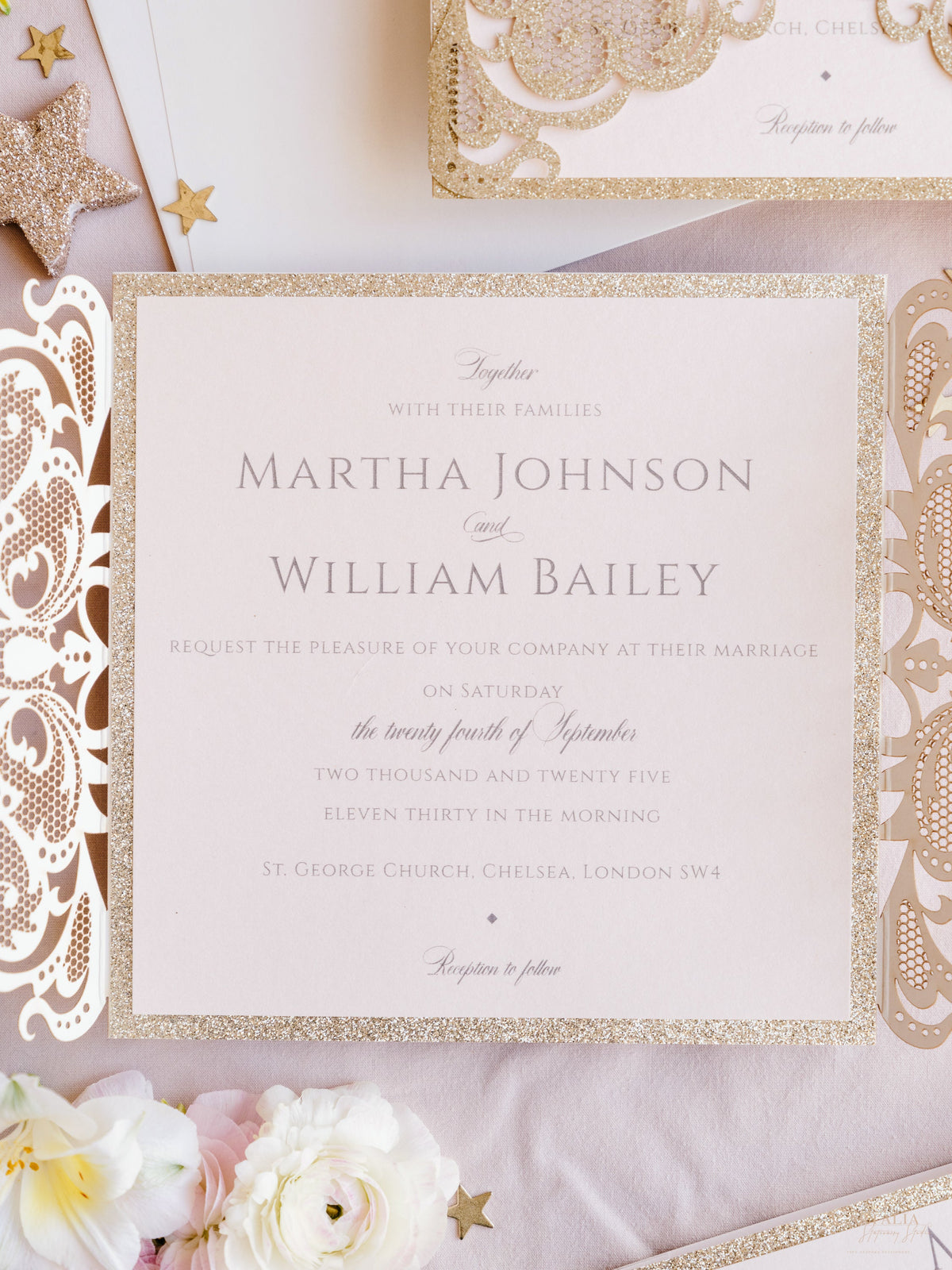 Conjunto de invitación de boda con corte láser y brillo dorado con banda para el vientre con monograma