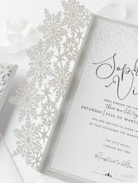 Invitación plegable para el día de la boda con corte láser y copo de nieve de invierno blanco con respaldo de purpurina