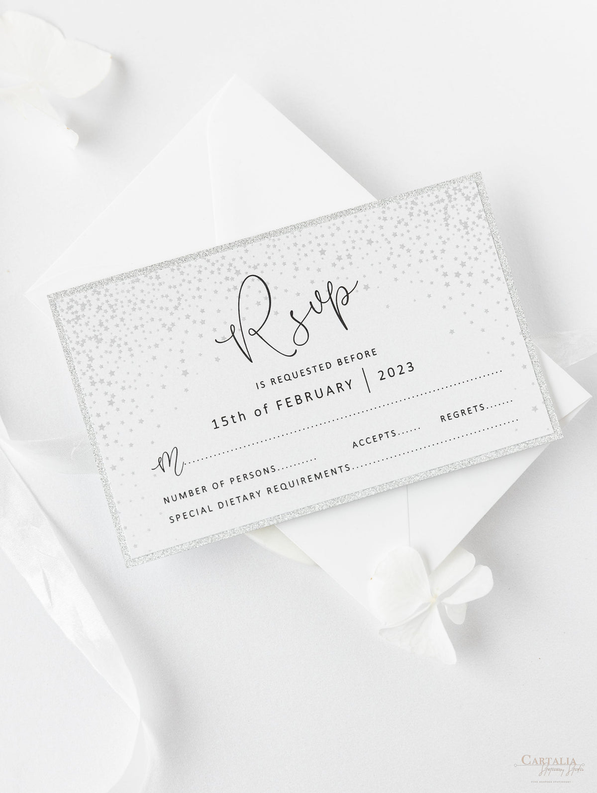 Invitación plegable para el día de la boda con corte láser y copo de nieve de invierno blanco con respaldo de purpurina