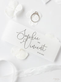 Invitación plegable para el día de la boda con corte láser y copo de nieve de invierno blanco con respaldo de purpurina