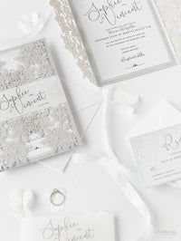 Invitación plegable para el día de la boda con corte láser y copo de nieve de invierno blanco con respaldo de purpurina