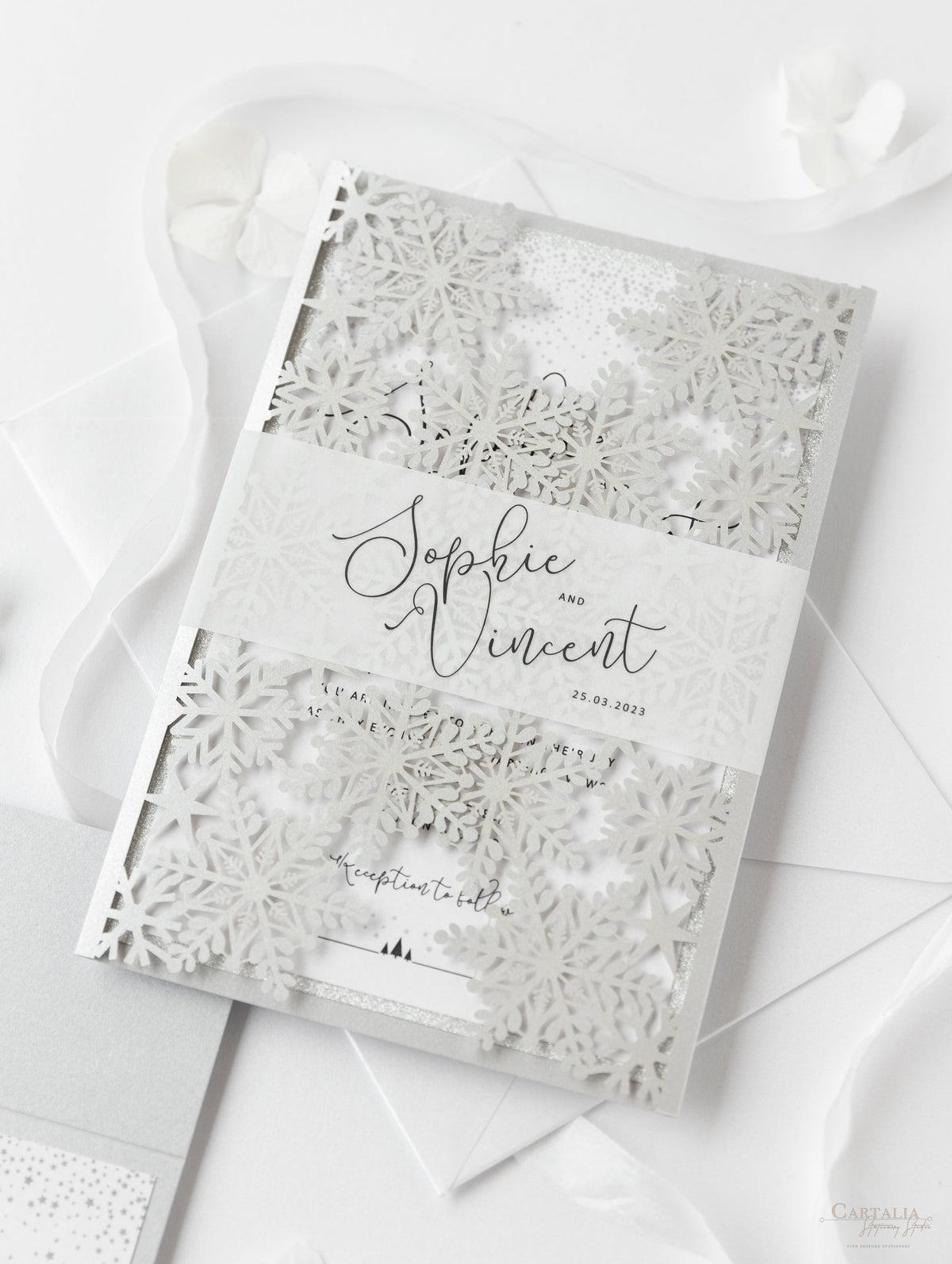 Invitación plegable para el día de la boda con corte láser y copo de nieve de invierno blanco con respaldo de purpurina